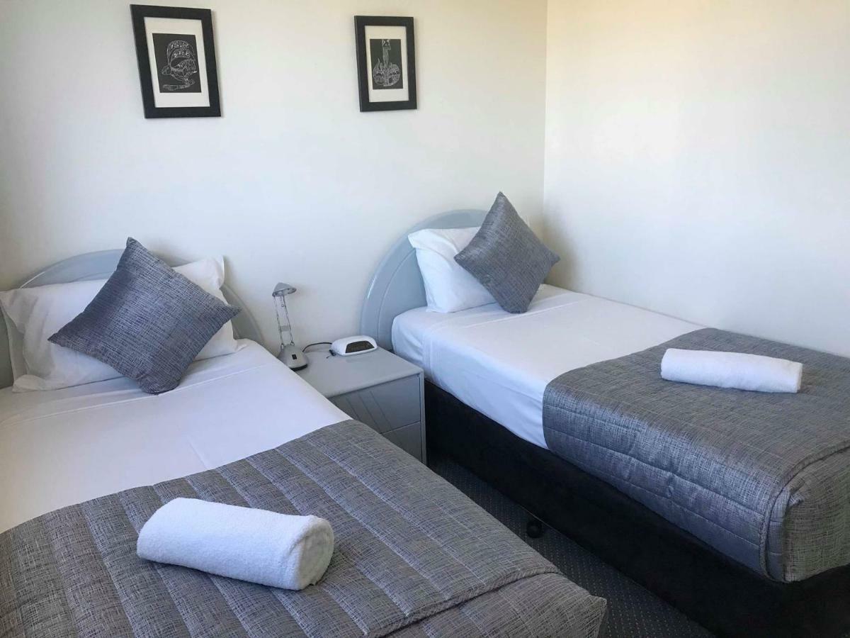 Meridian Tower Kirra 3*
